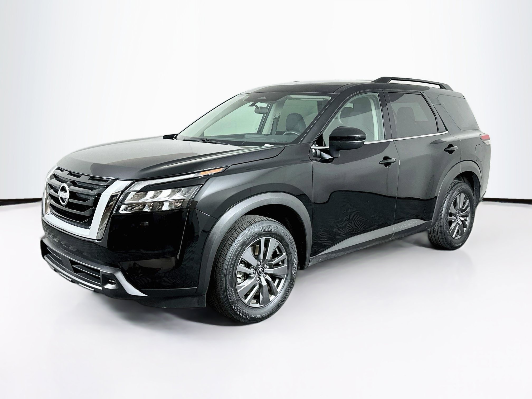 Used 2025 Nissan Pathfinder SV FWD image 3