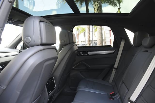 Used 2022 Porsche Cayenne Platinum Edition image 28