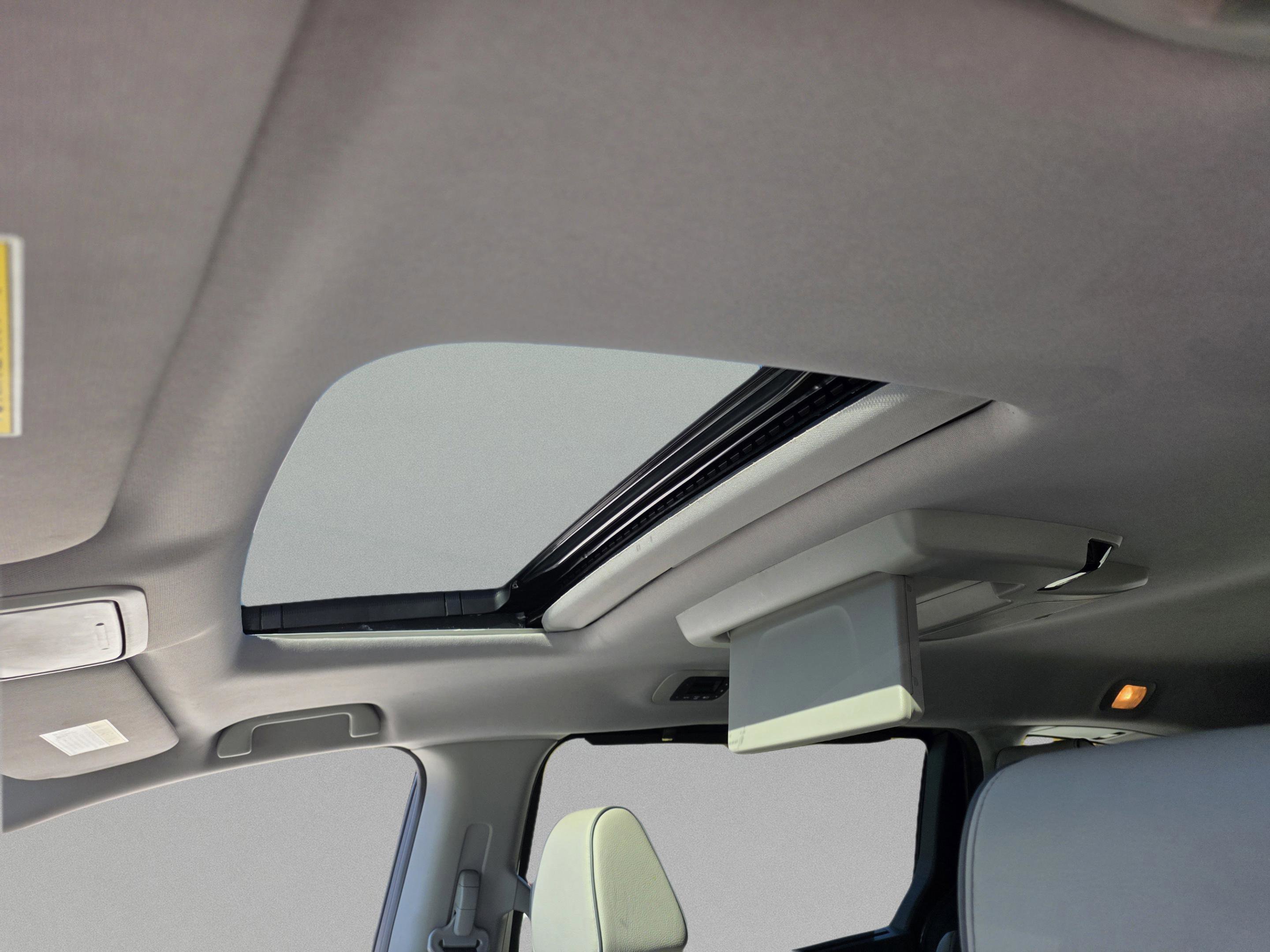 Used 2023 Honda Odyssey Elite image 12