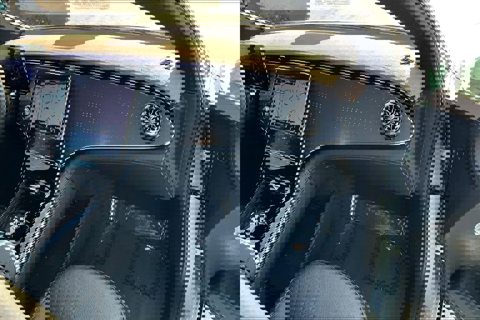 Used 2023 Mercedes-Benz EQE 500 4MATIC Sedan w/ Exclusive Trim Package image 18