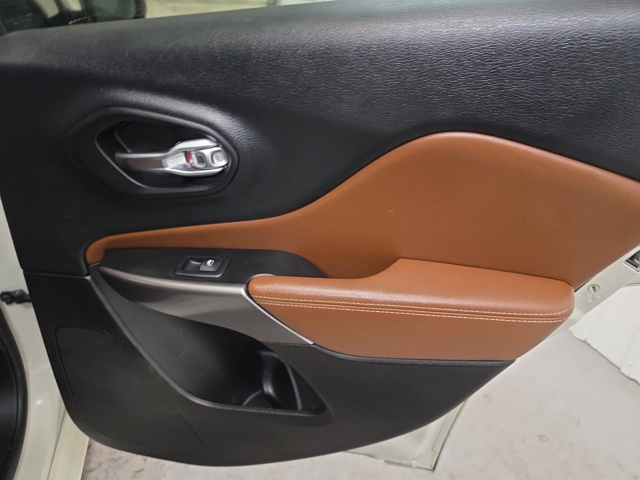 Used 2019 Jeep Cherokee Overland w/ Technology Group image 39