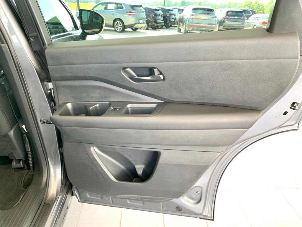 Used 2025 Nissan Pathfinder SV FWD image 23