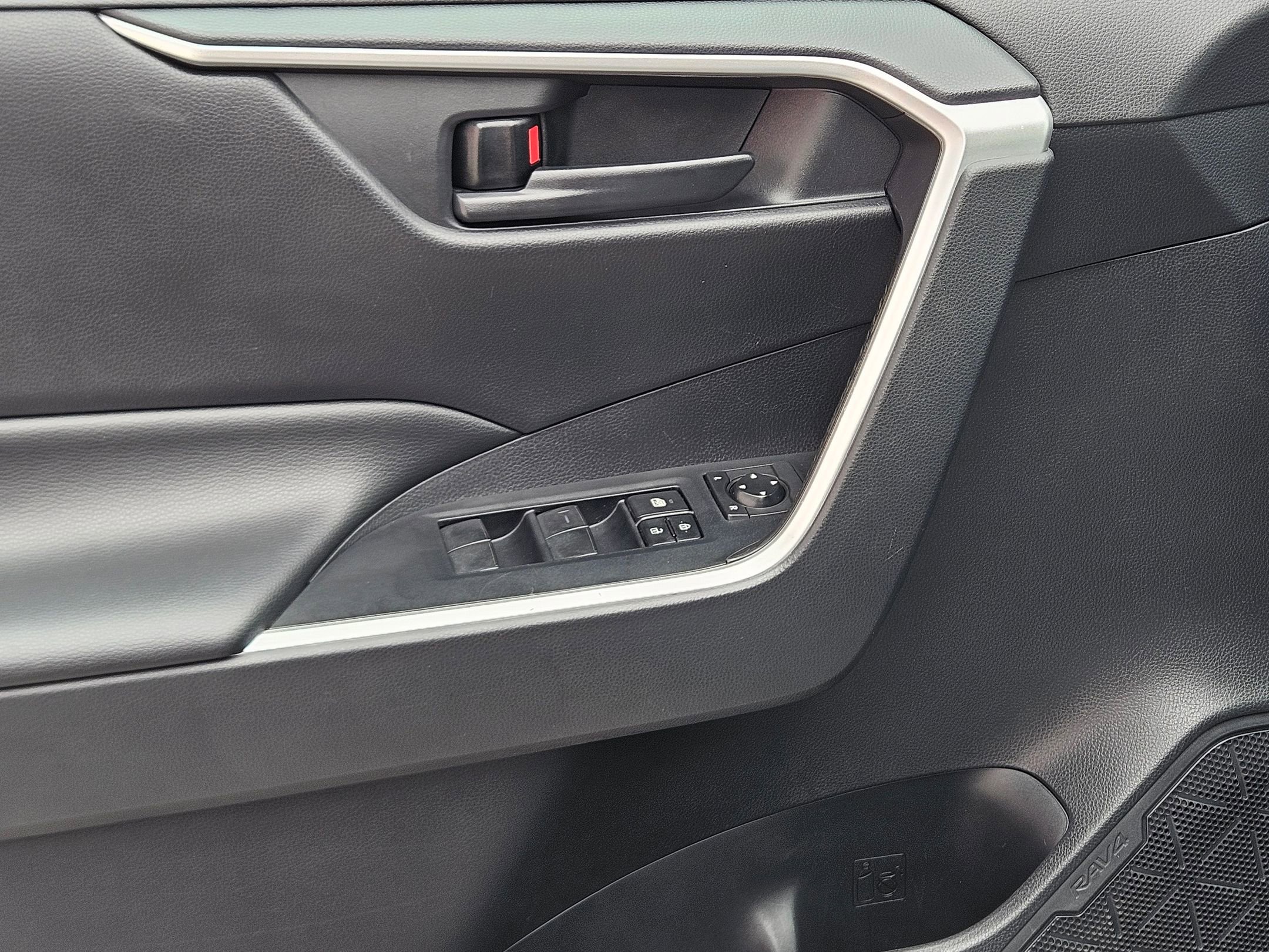 Used 2019 Toyota RAV4 LE w/ Carpet Mat Package image 18