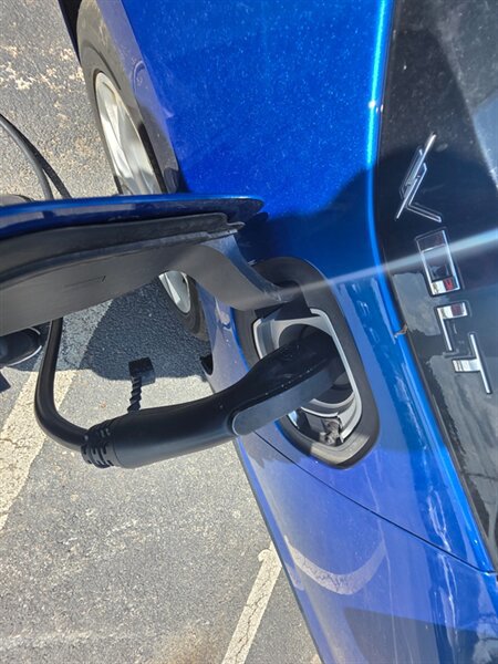 Used 2017 Chevrolet Volt Premier w/ Driver Confidence II Package FWD image 17