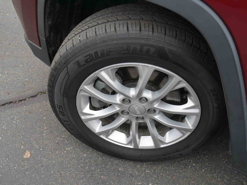 Used 2019 Jeep Cherokee Latitude w/ Popular Appearance Group image 10