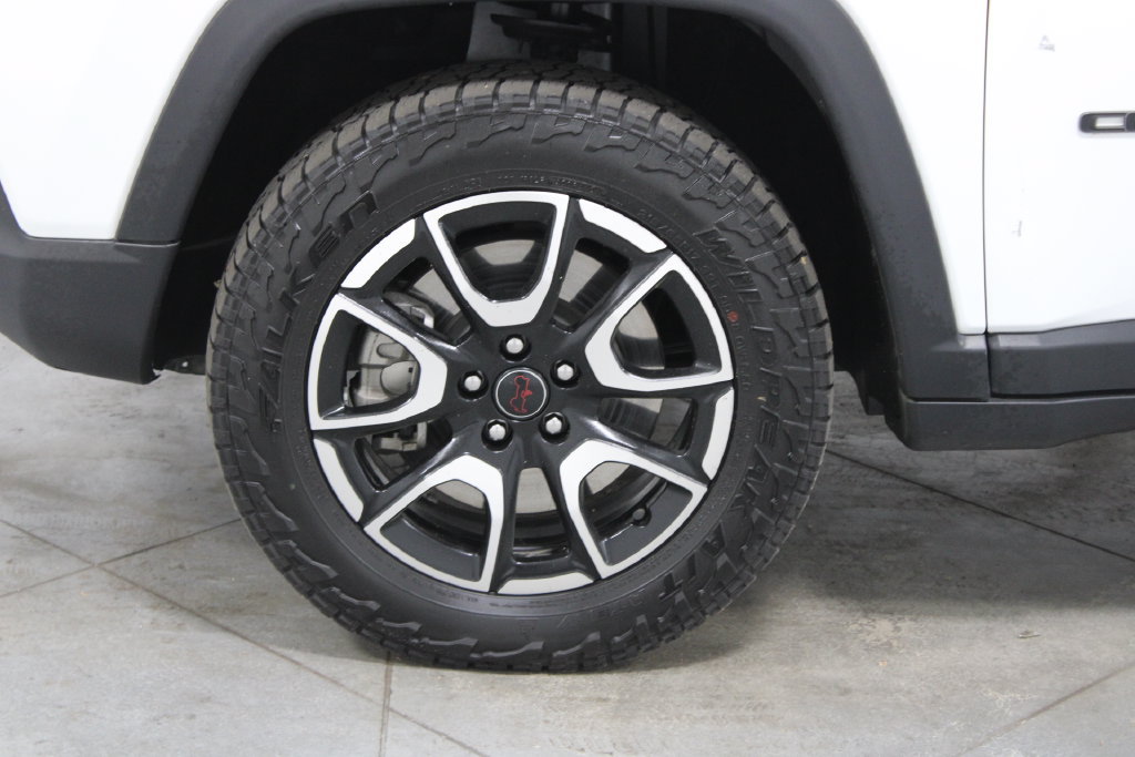 Used 2025 Jeep Compass Trailhawk AWD/4WD image 17