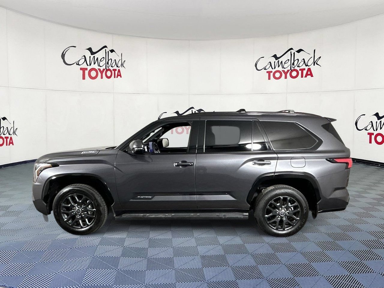 Used 2023 Toyota Sequoia Platinum AWD/4WD image 4
