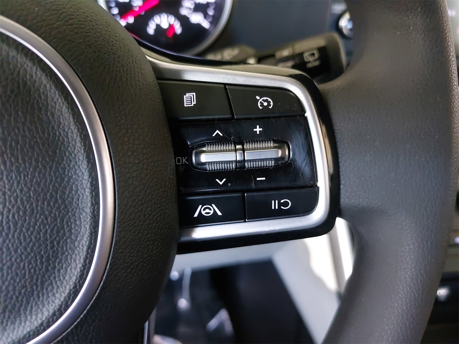 Used 2024 Kia Carnival LX image 19