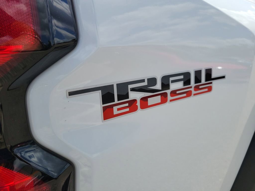 Used 2023 Chevrolet Colorado Trail Boss w/ Technology Package AWD/4WD image 7