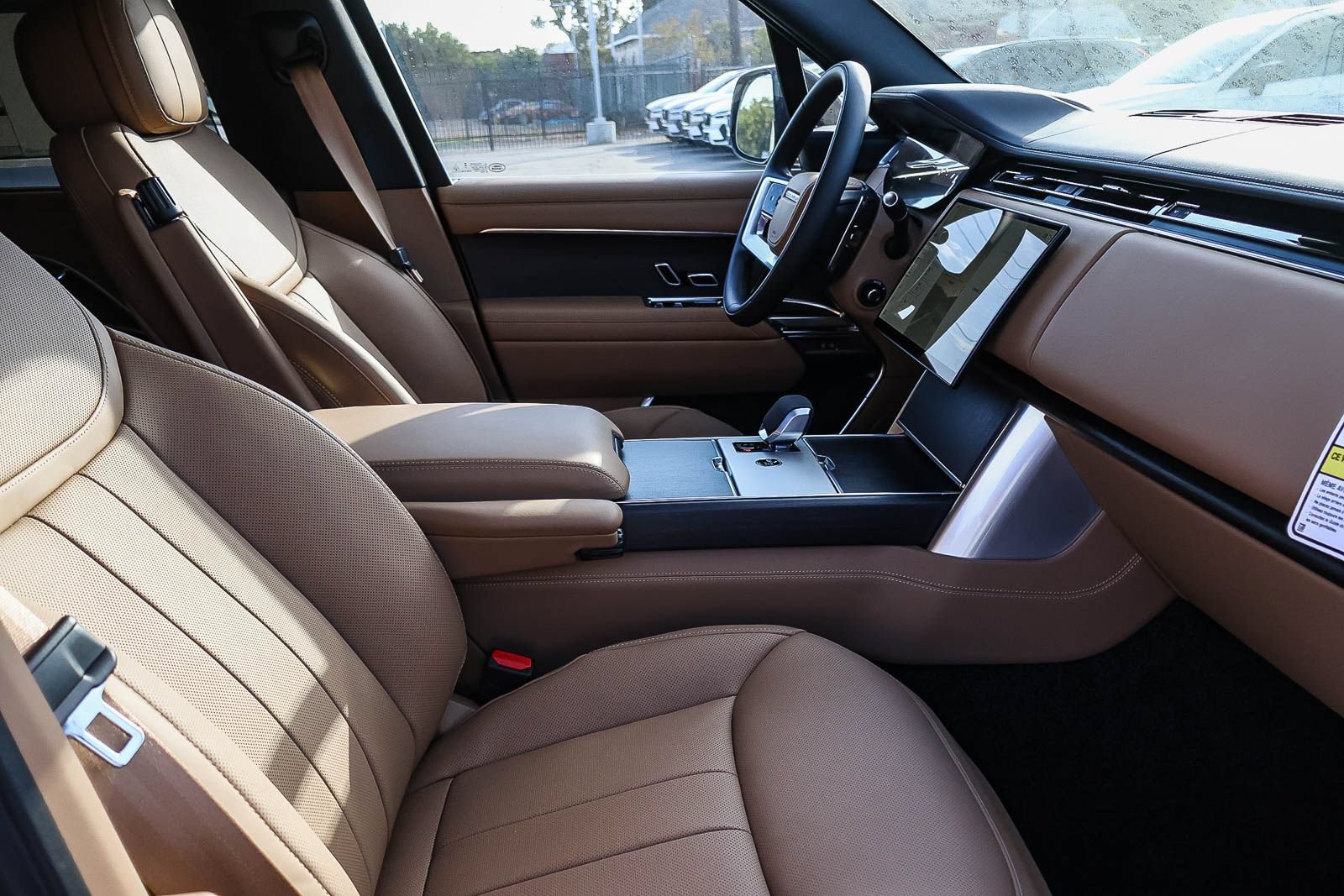 New 2026 Land Rover Range Rover Long Wheelbase SE AWD/4WD image 17