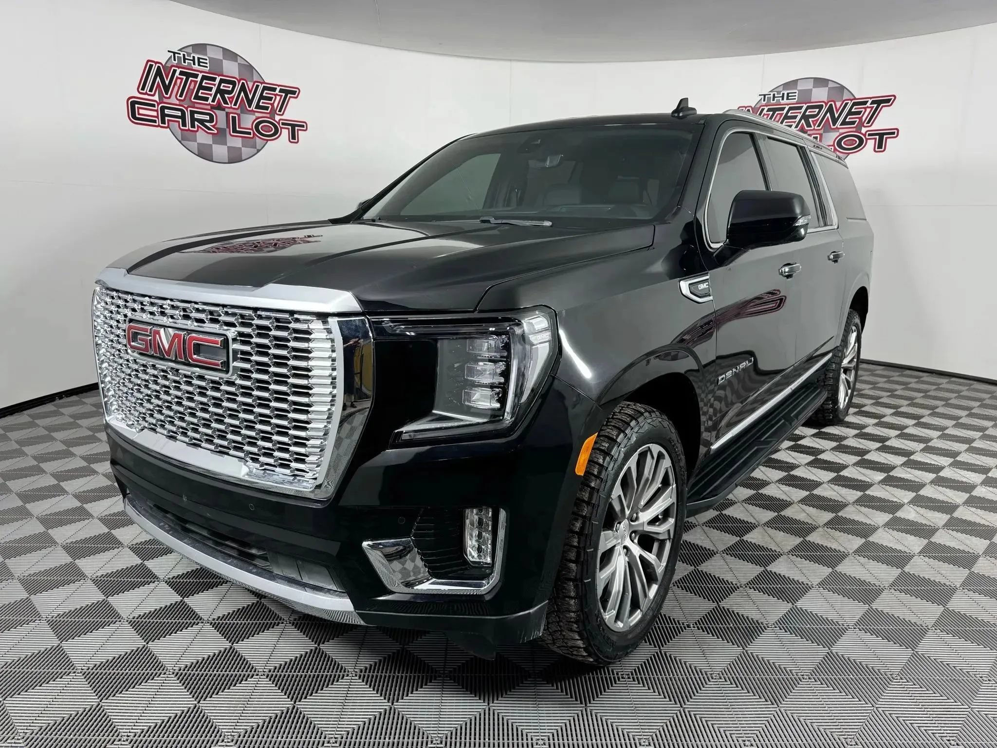 Used 2021 GMC Yukon XL Denali w/ Advanced Technology Package AWD/4WD image 1