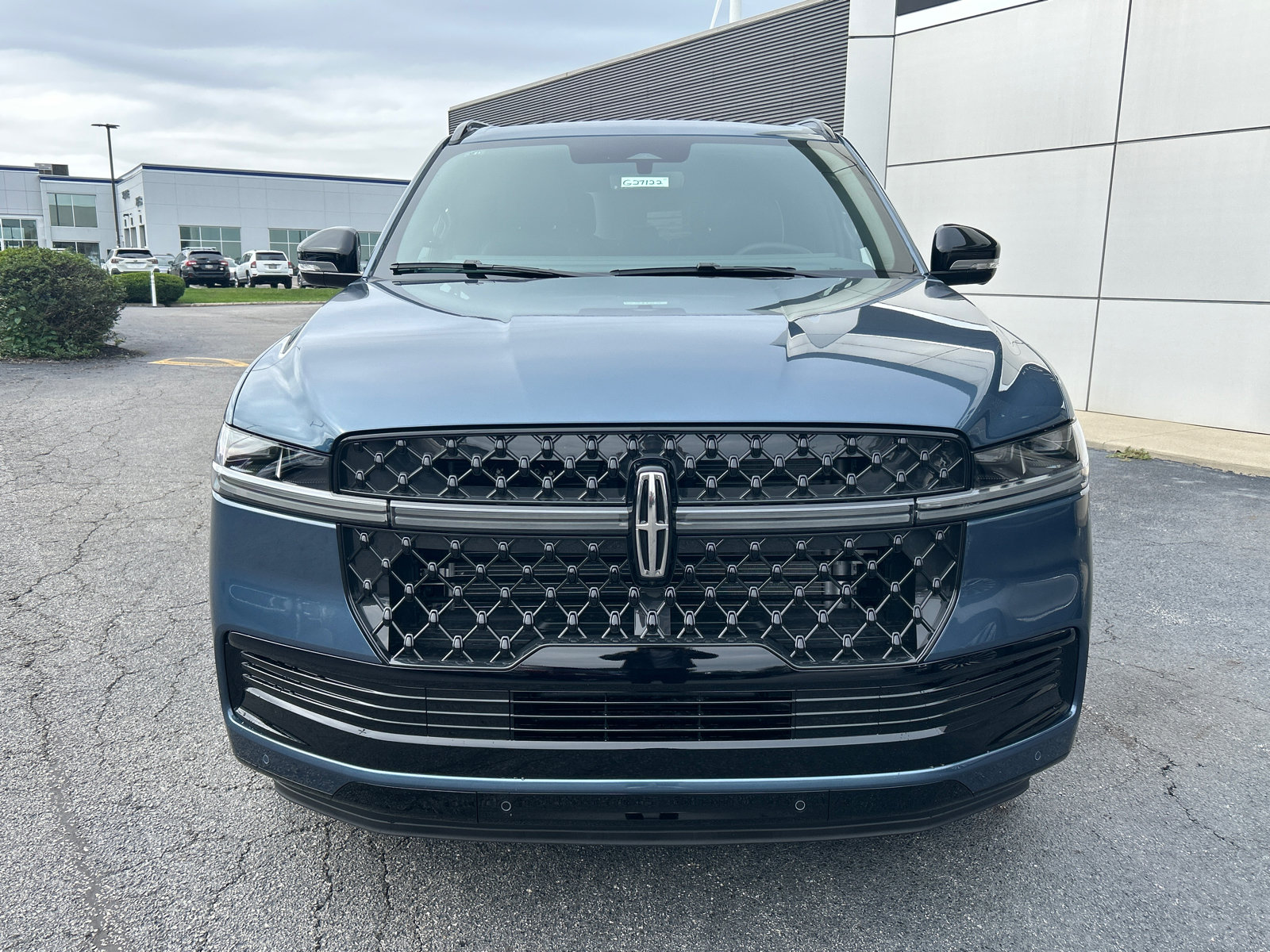 New 2027 Lincoln Navigator Reserve w/ Jet Appearance Package AWD/4WD image 2
