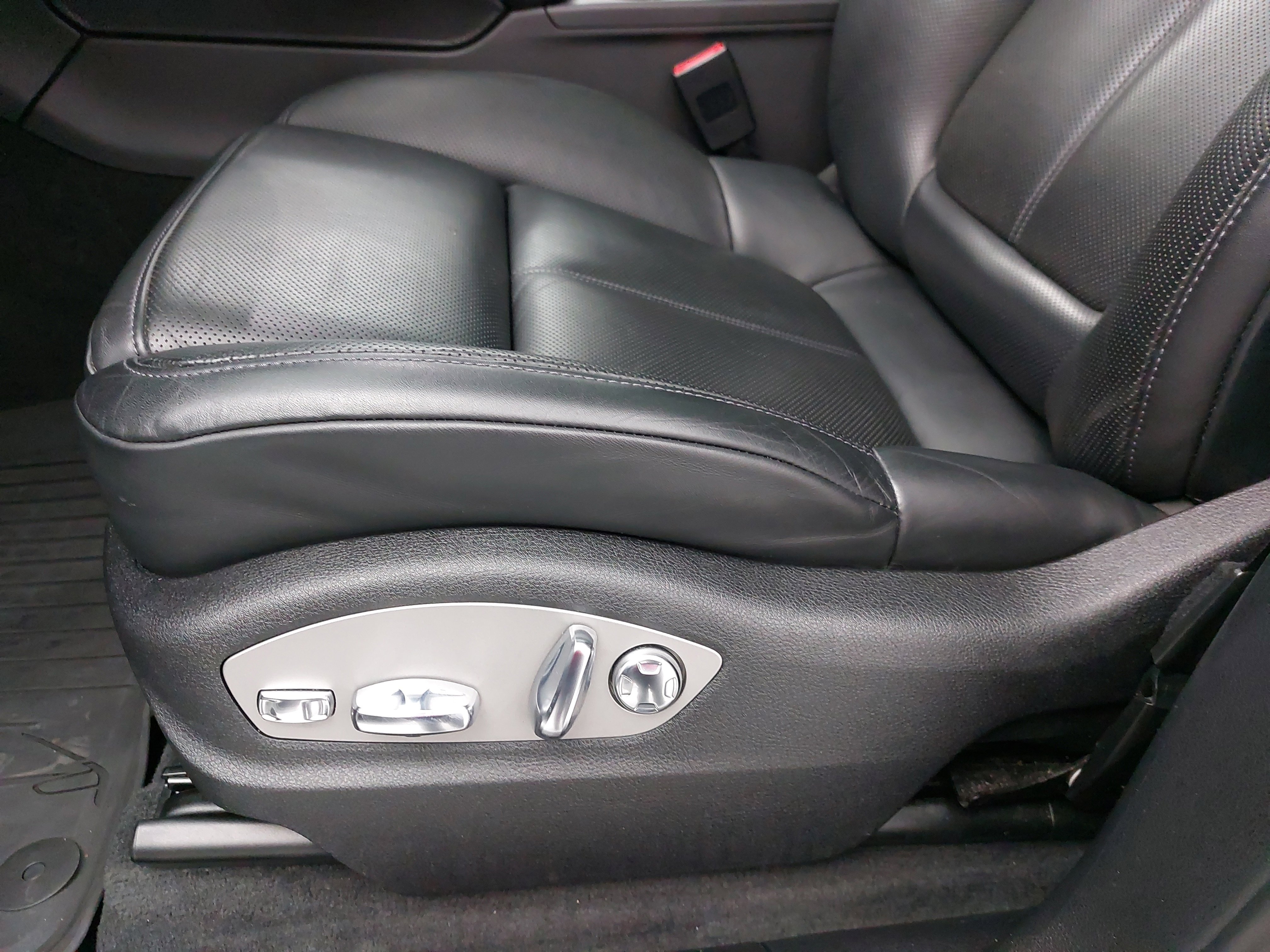 Used 2023 Porsche Macan image 30