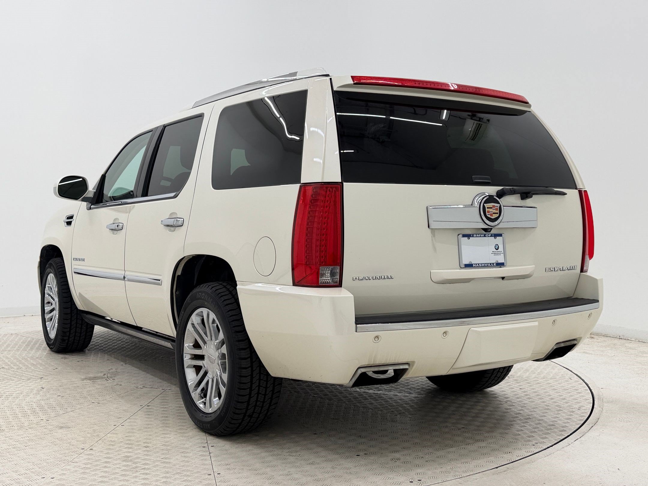 Used 2014 Cadillac Escalade Platinum AWD/4WD image 3