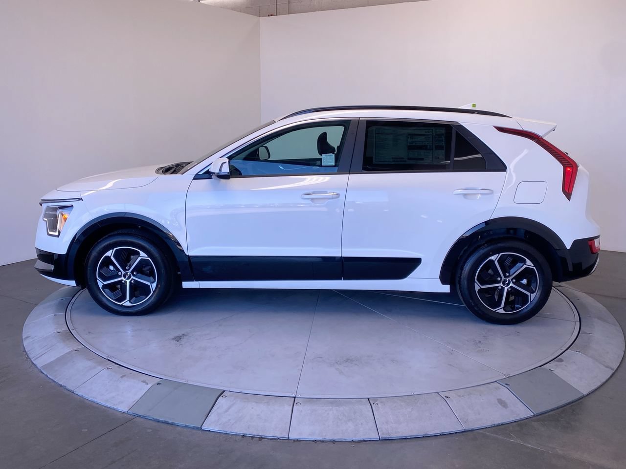 New 2026 Kia Niro FWD image 2