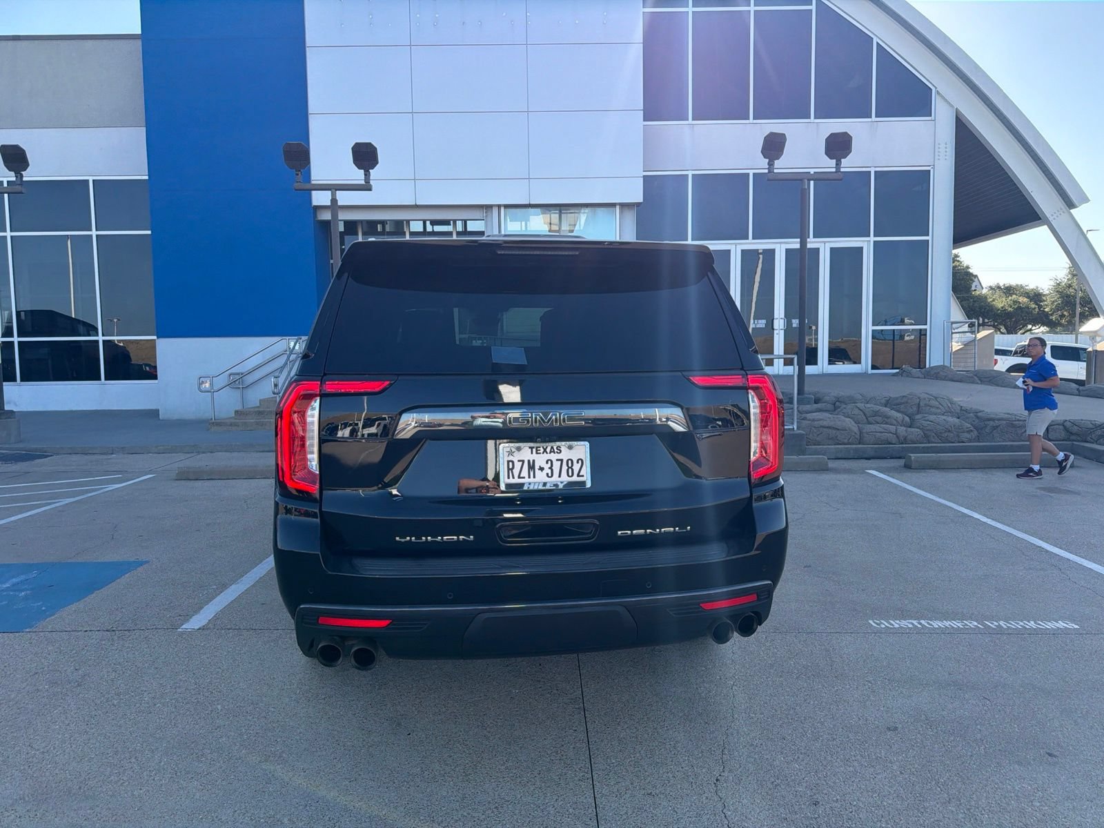 Used 2023 GMC Yukon XL Denali Ultimate AWD/4WD image 3
