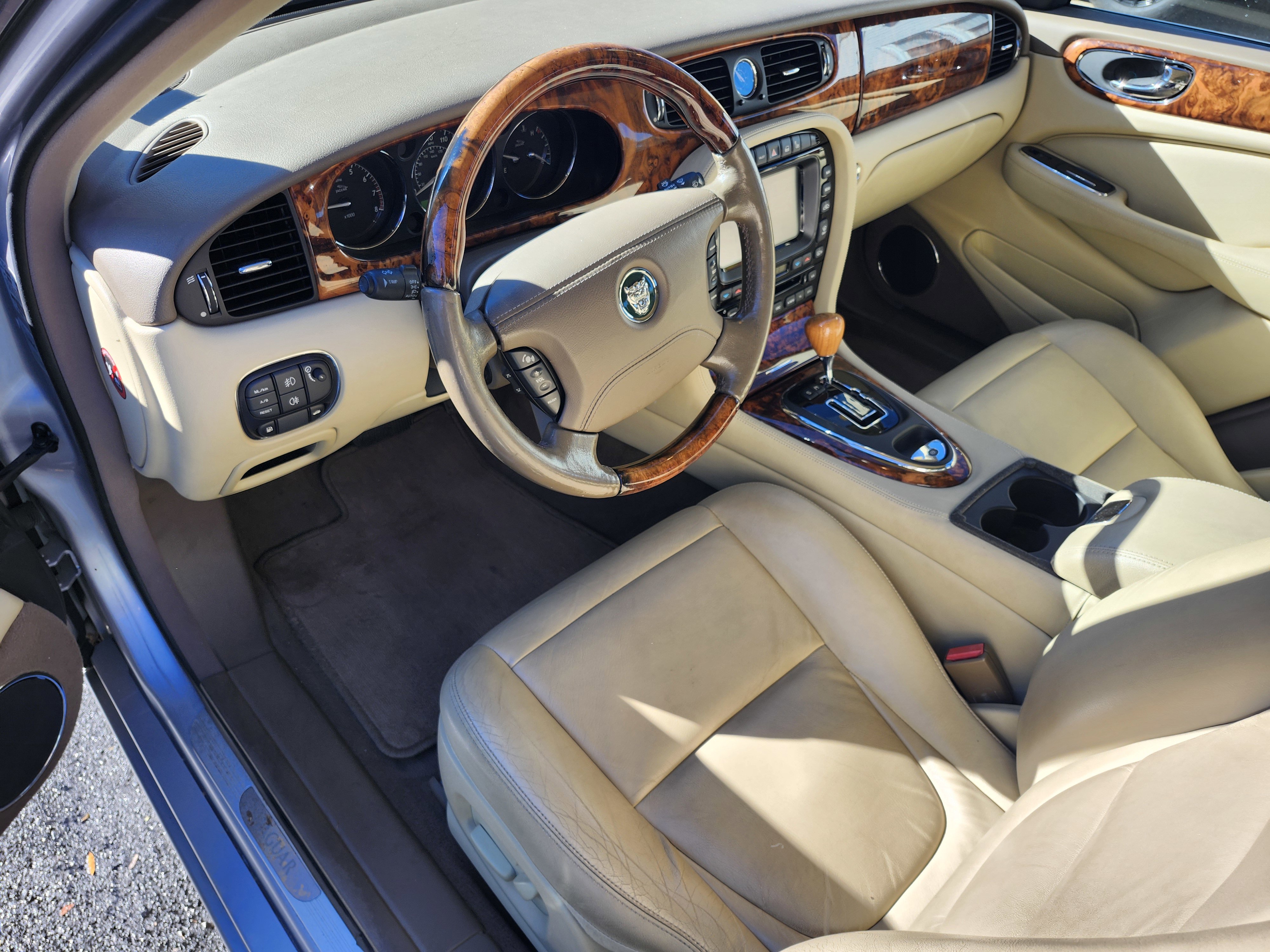 Used 2005 Jaguar XJ8 image 4