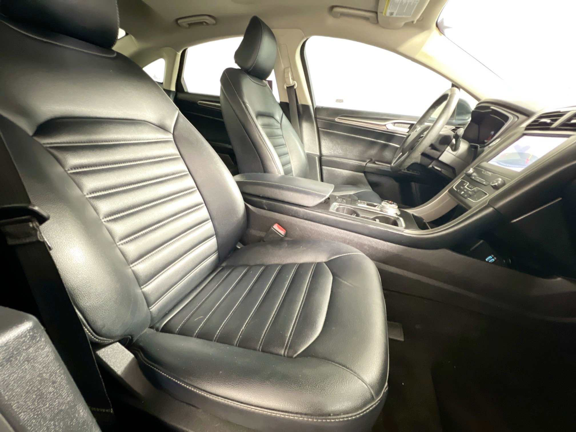 Used 2020 Ford Fusion SEL FWD image 31