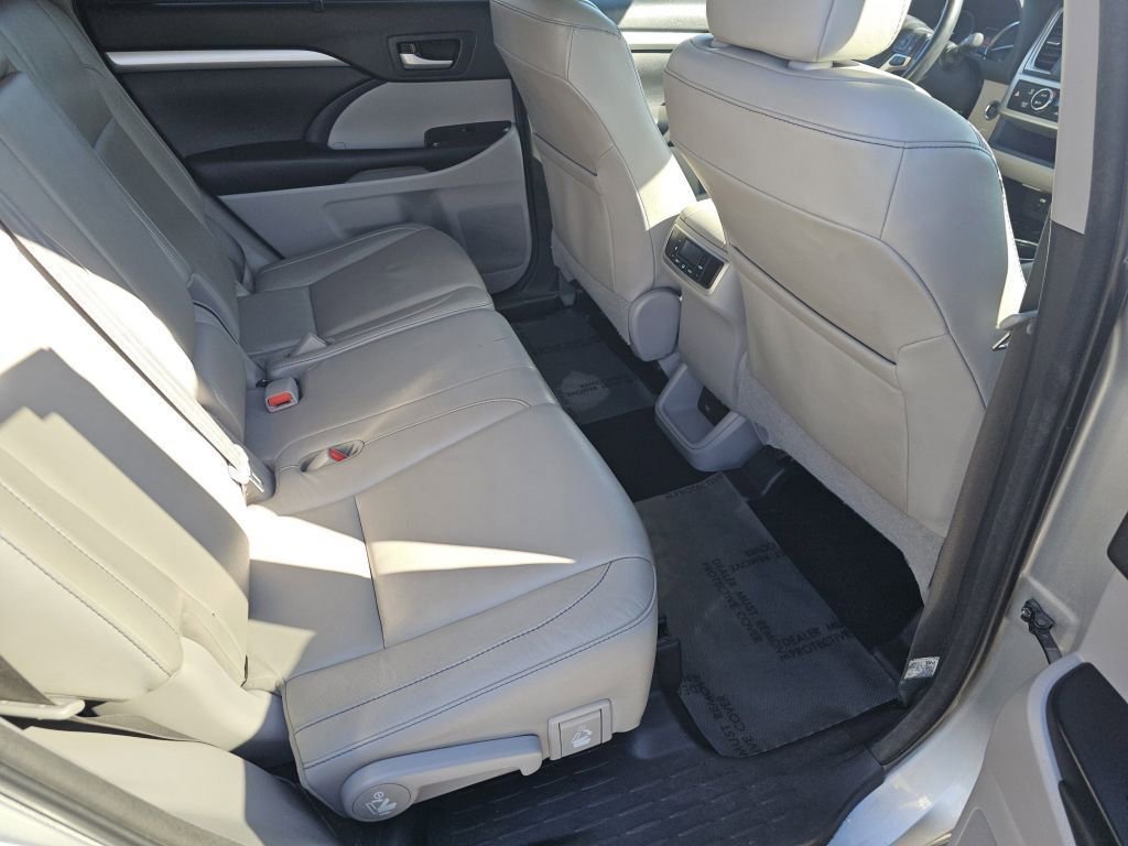 Used 2018 Toyota Highlander XLE AWD/4WD image 5