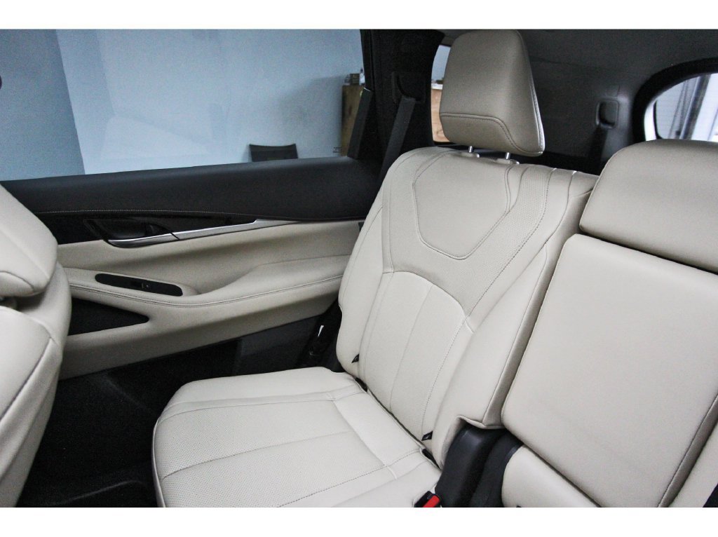 Used 2025 INFINITI QX60 Pure w/ Cargo Package FWD image 11