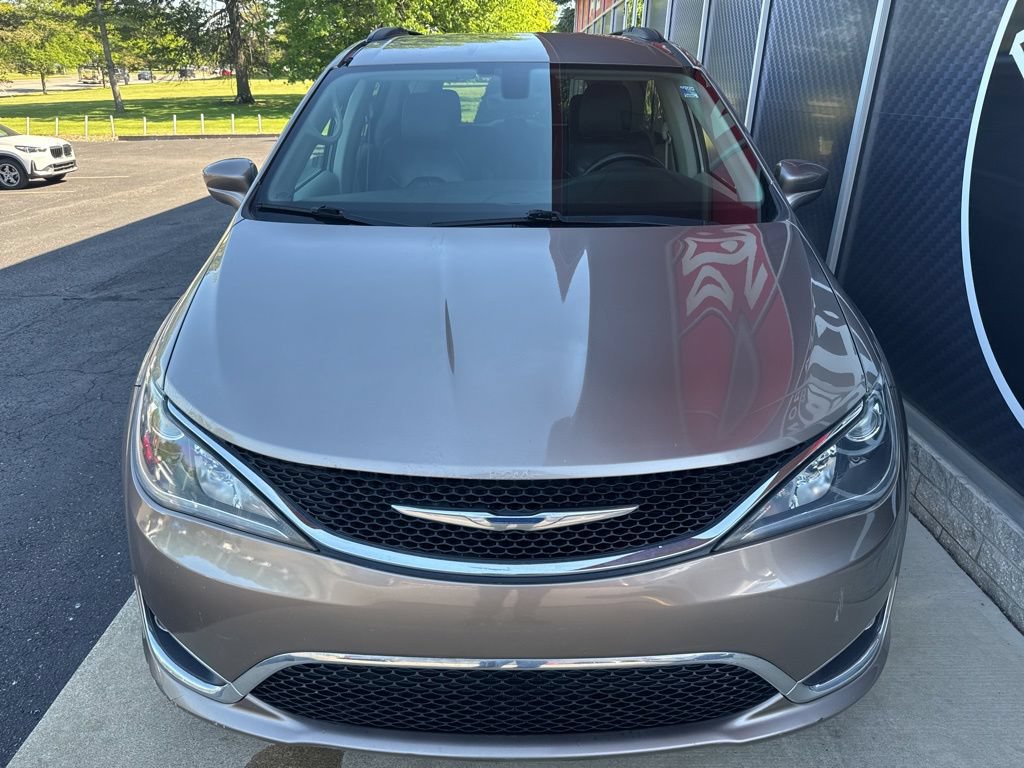 Used 2017 Chrysler Pacifica Touring-L FWD image 9