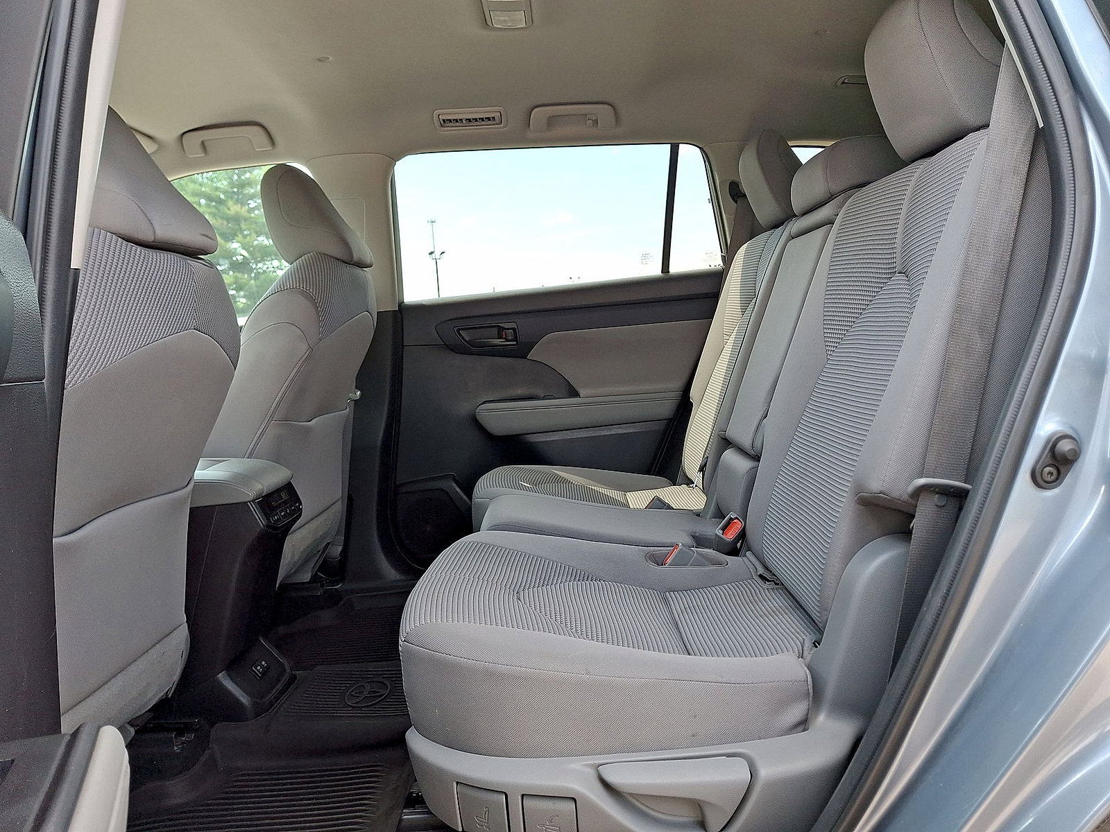 Used 2021 Toyota Highlander LE AWD/4WD image 19