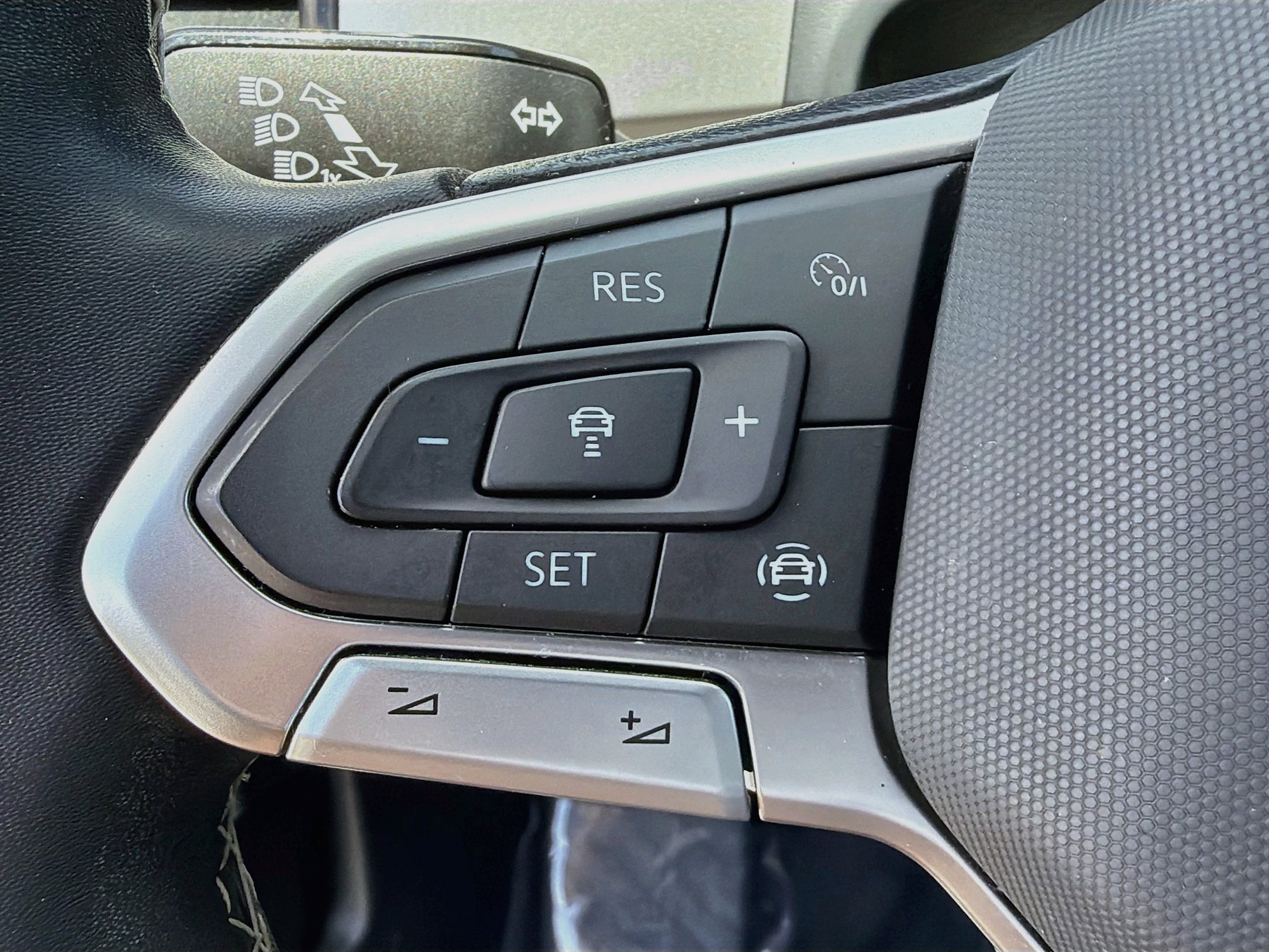 Used 2022 Volkswagen Atlas Cross Sport SE AWD/4WD image 34