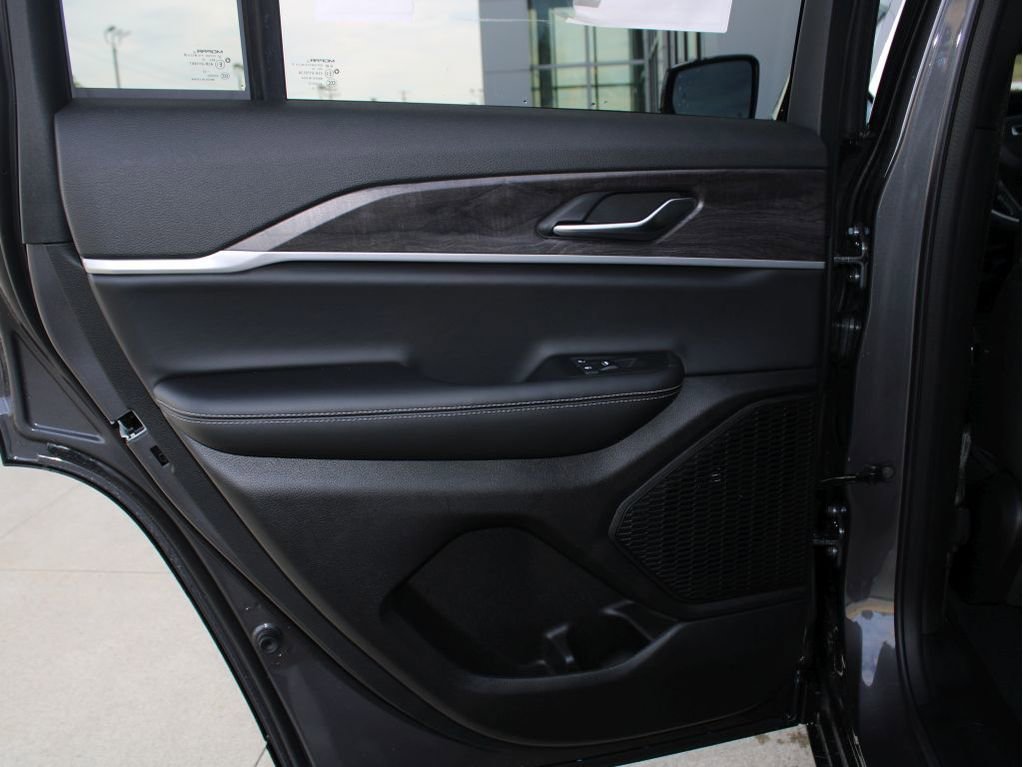 New 2025 Jeep Grand Cherokee Limited w/ Black Appearance Package image 22