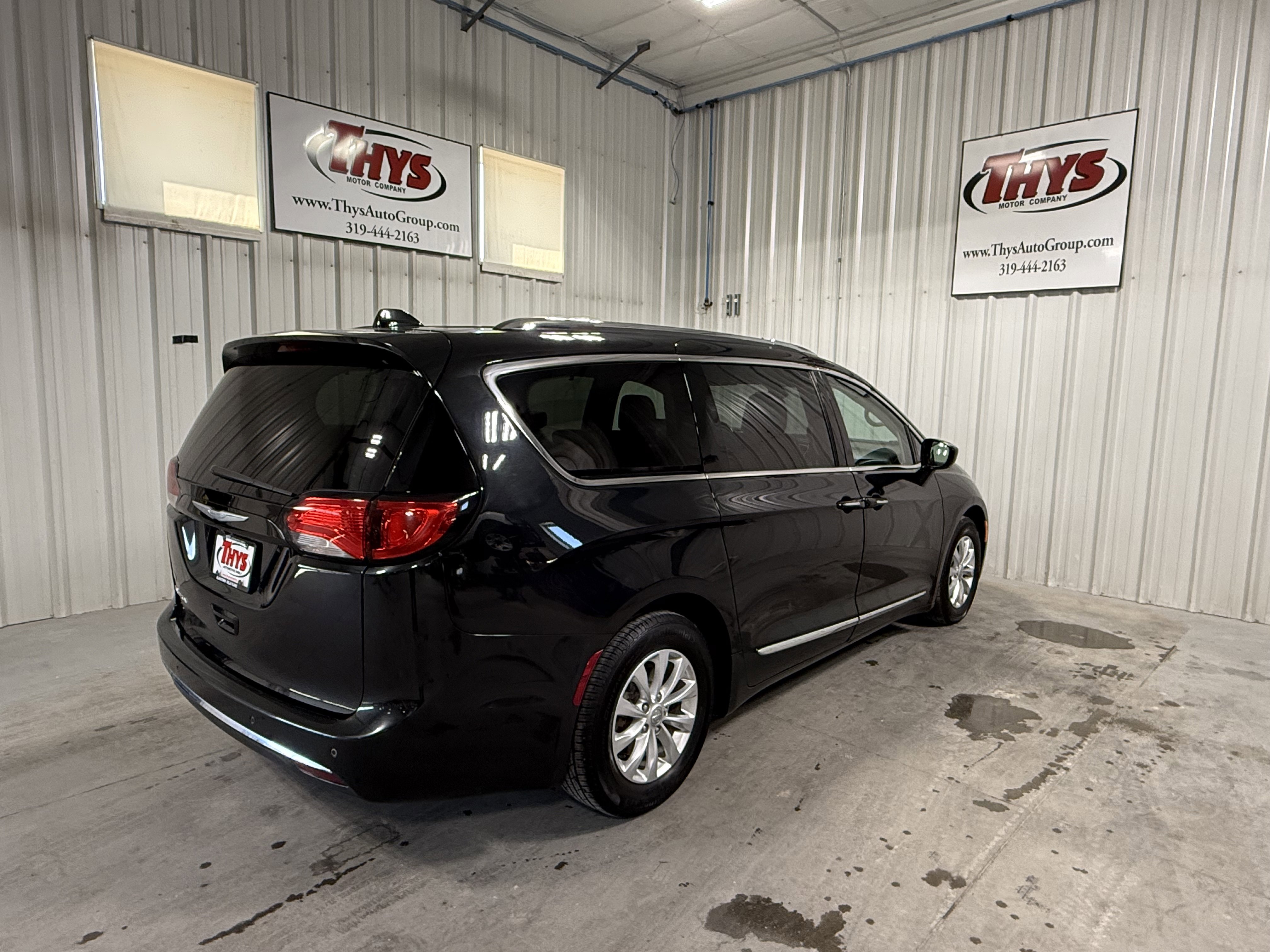 Used 2018 Chrysler Pacifica Touring-L FWD image 3