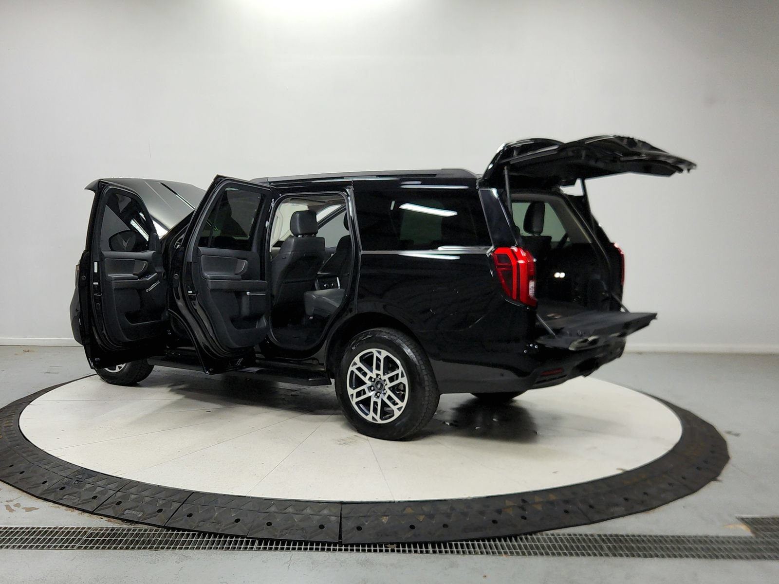 Used 2025 Ford Expedition Active AWD/4WD image 14