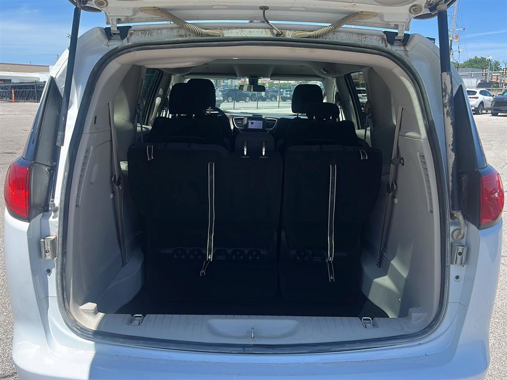Used 2022 Chrysler Voyager LX FWD image 5