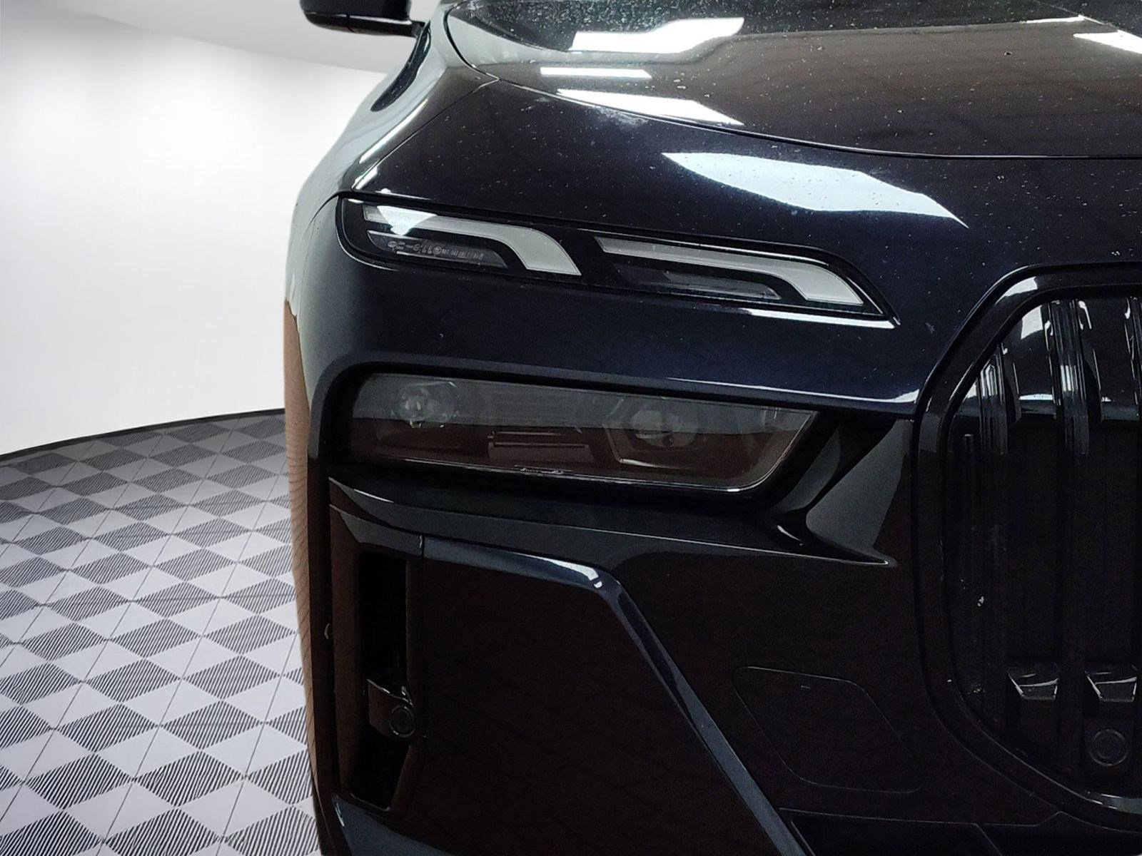 Certified 2023 BMW 760i xDrive w/ Luxury Rear Seating Package image 10