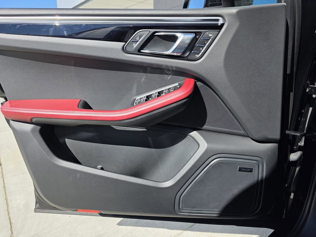 Used 2025 Porsche Macan image 22