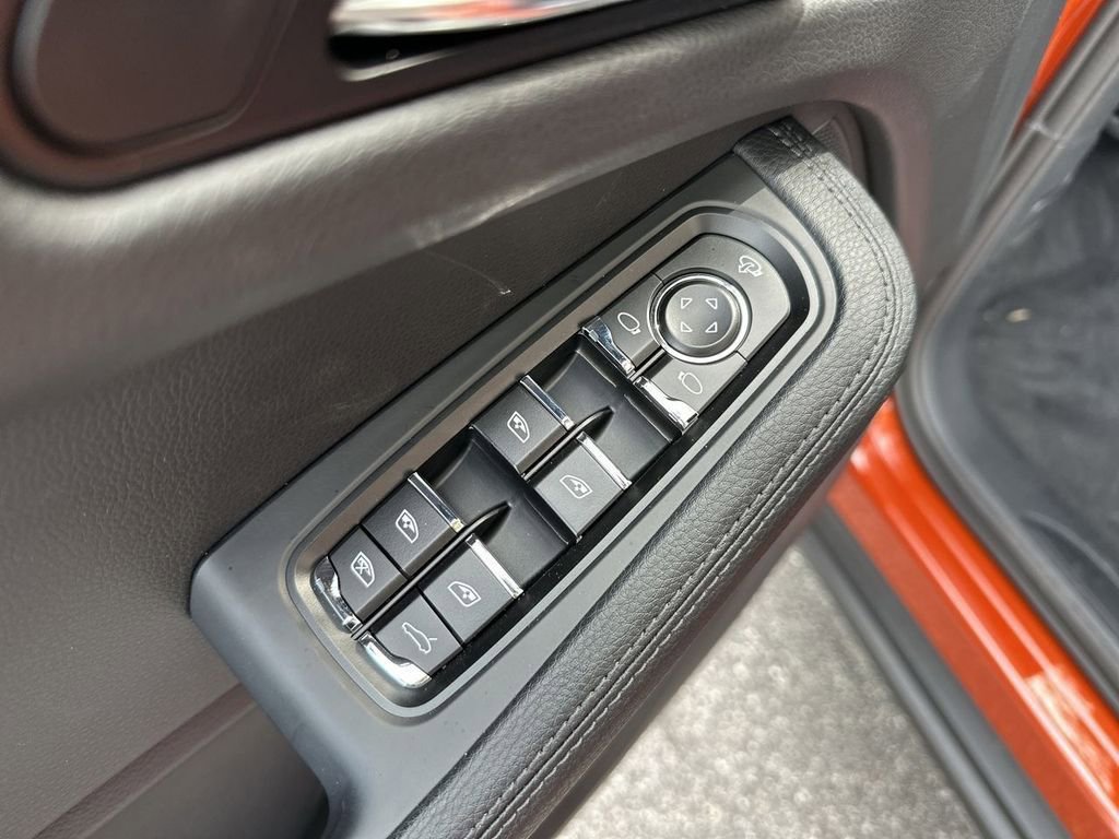 Certified 2025 Porsche Macan image 9