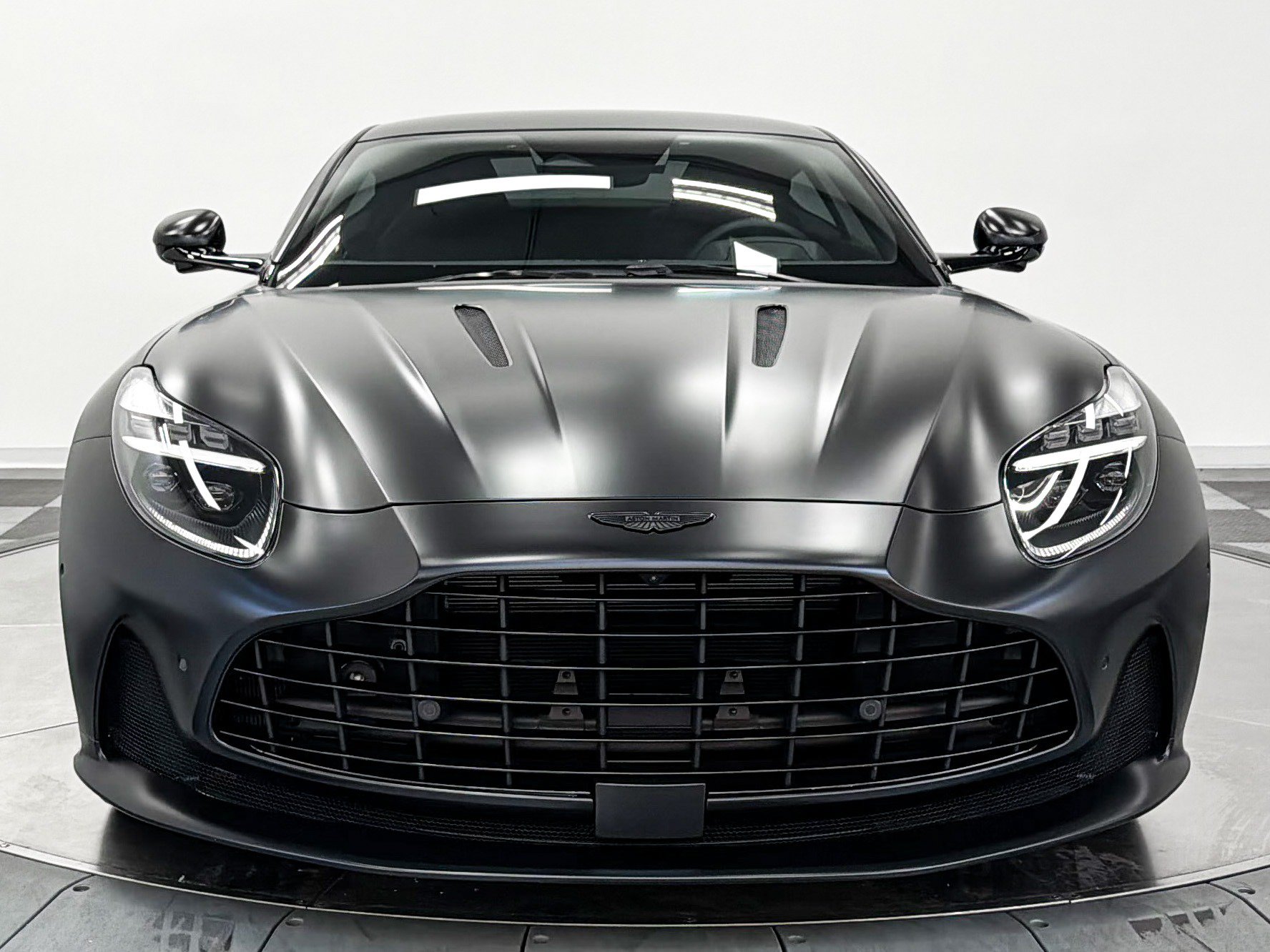 Used 2025 Aston Martin DB12 Coupe RWD image 4