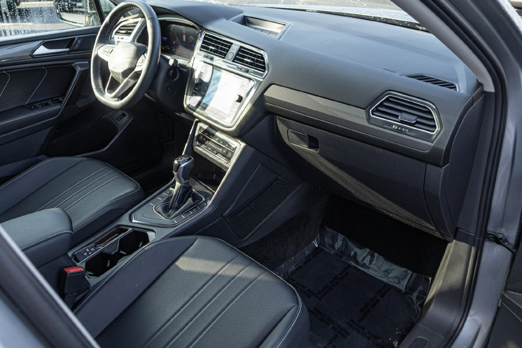 Certified 2023 Volkswagen Tiguan SE w/ Panoramic Sunroof Package FWD image 32