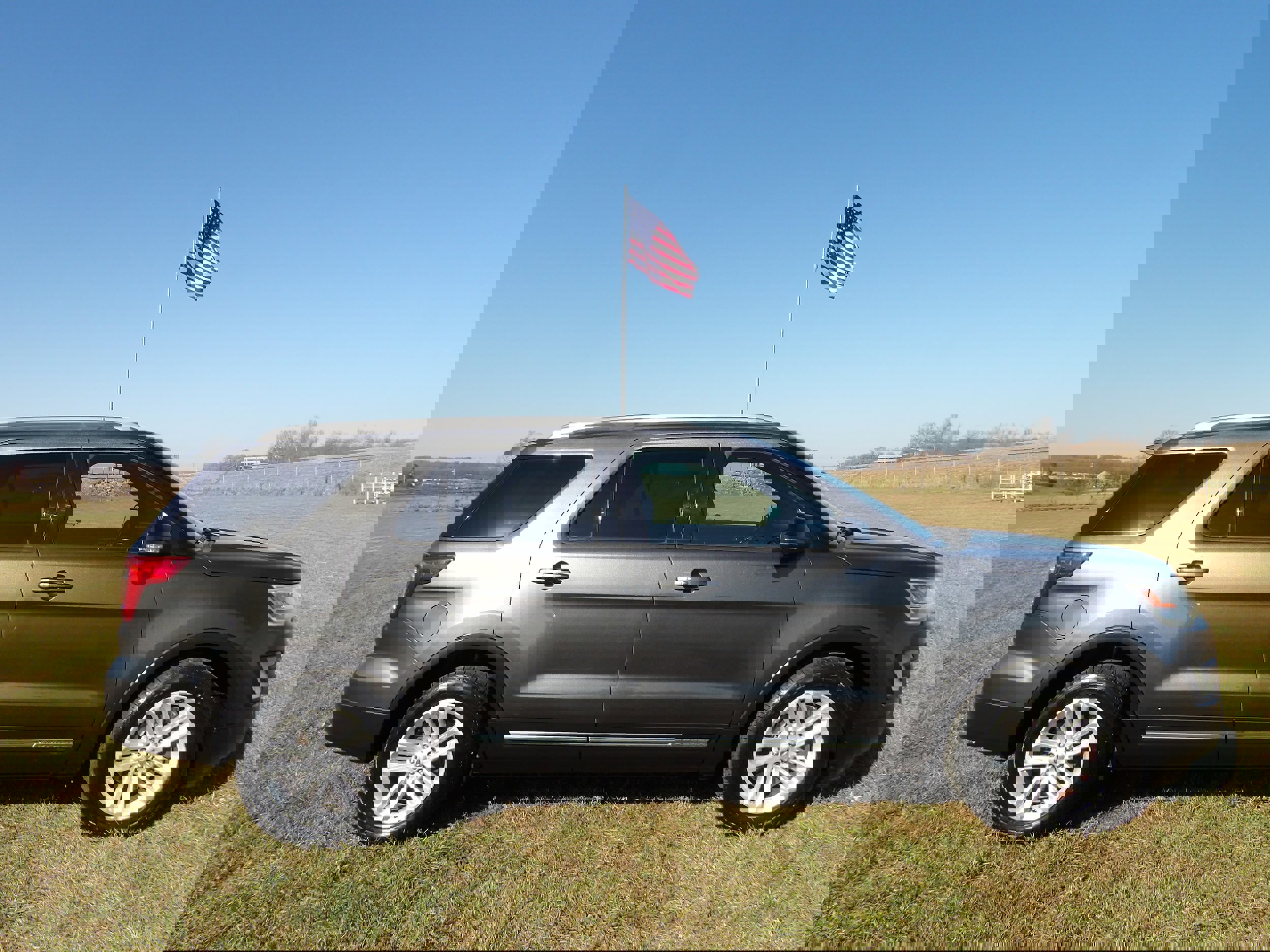 Used 2016 Ford Explorer XLT w/ Equipment Group 202A image 5