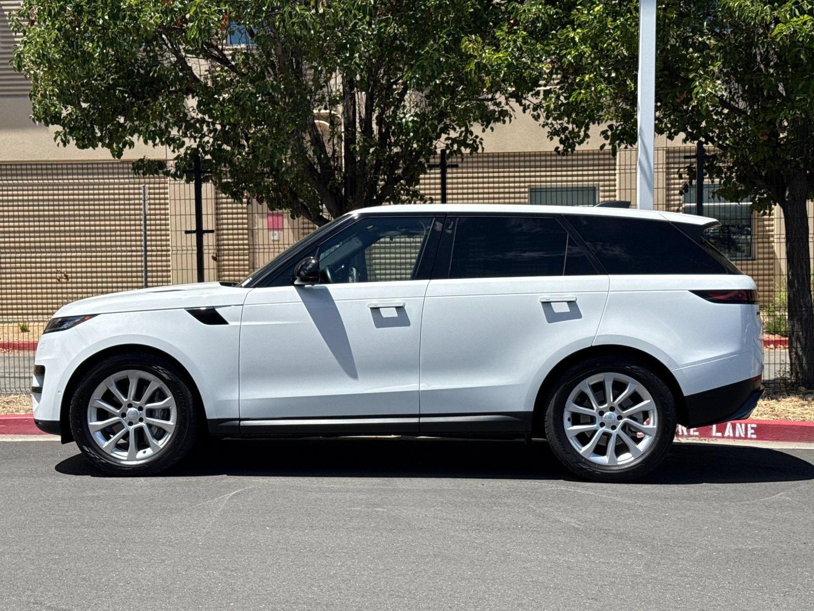 Used 2025 Land Rover Range Rover Sport SE AWD/4WD image 3