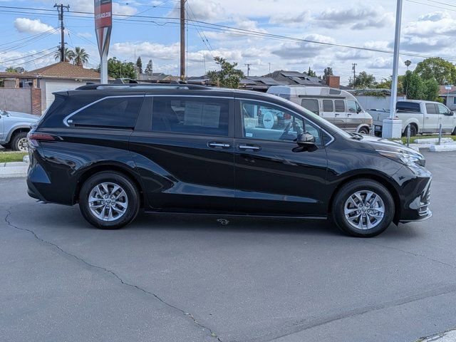 Used 2025 Toyota Sienna XLE FWD image 4