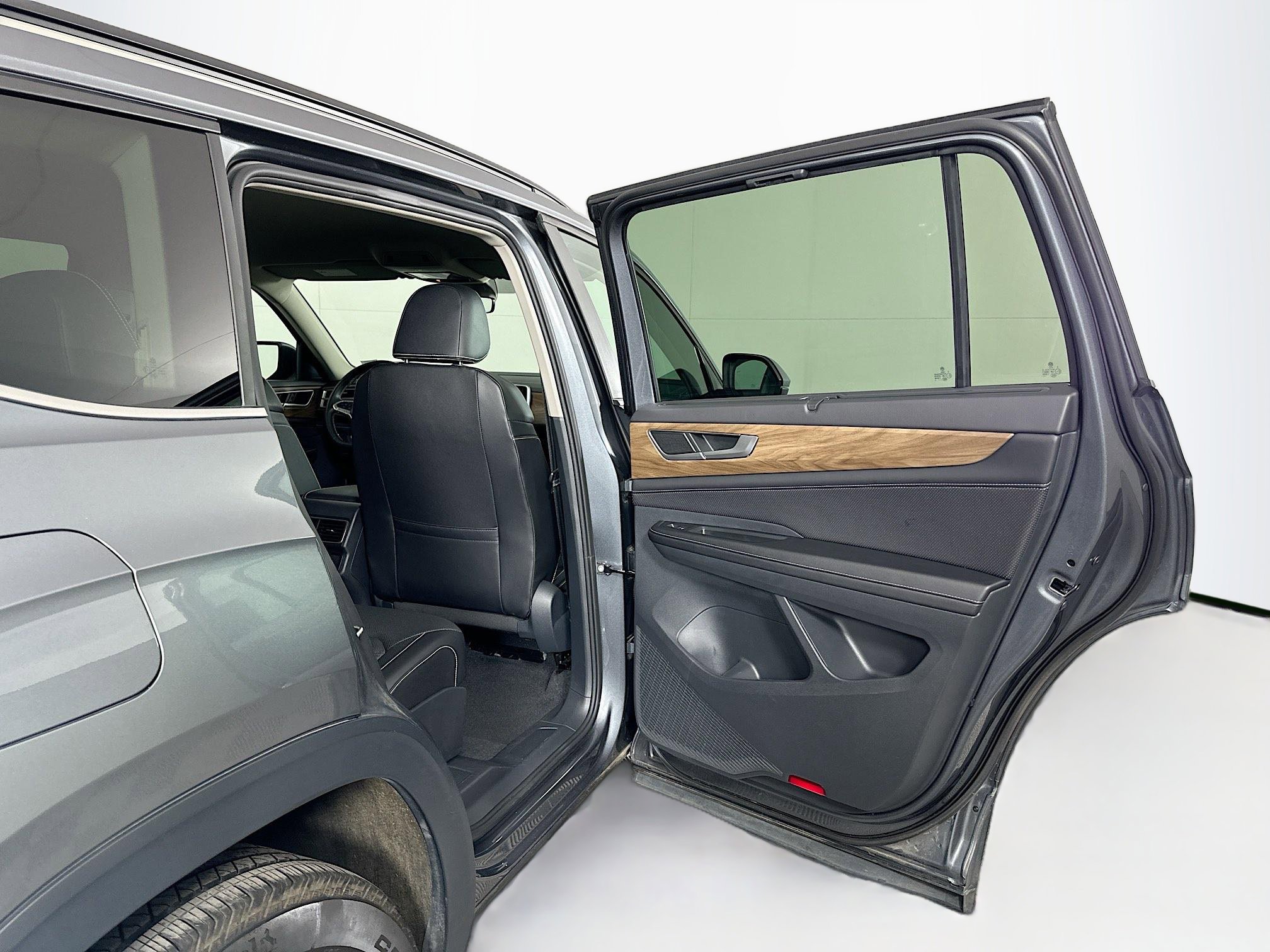 Used 2025 Volkswagen Atlas SE image 31