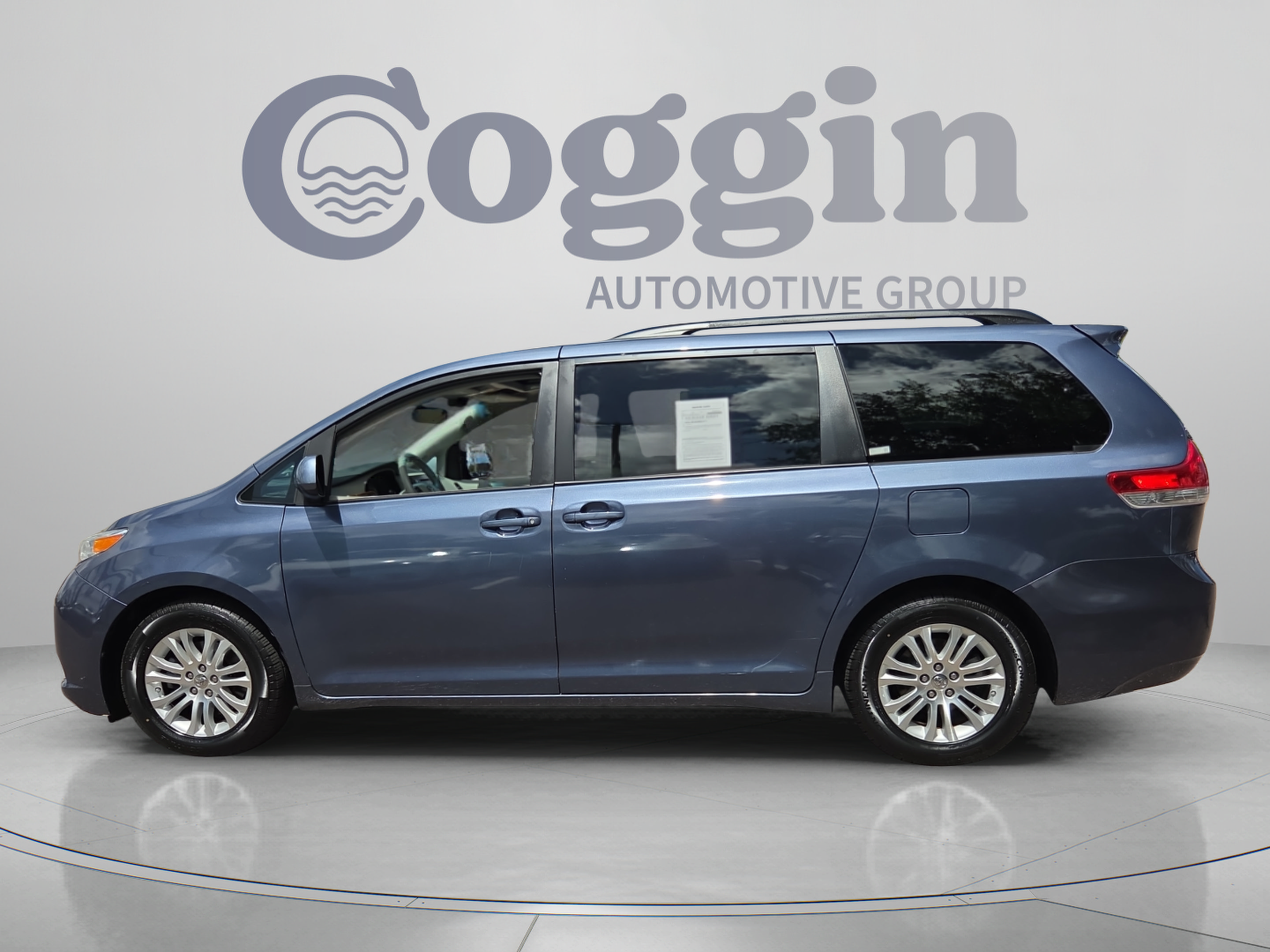 Used 2014 Toyota Sienna XLE FWD image 2