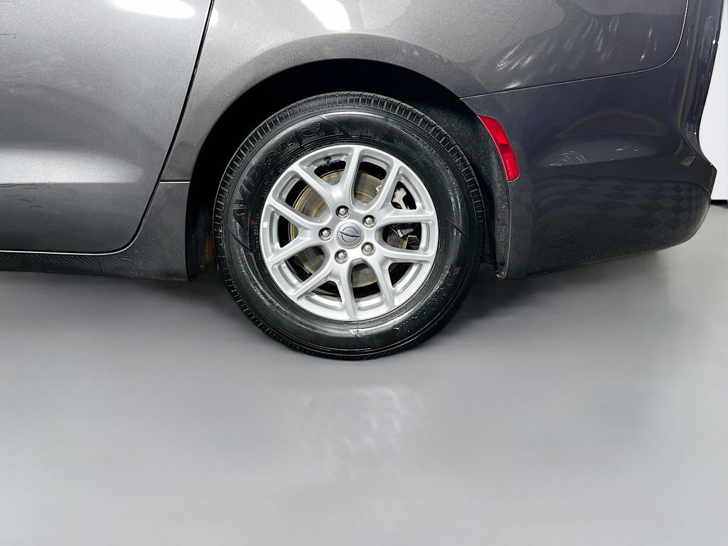 Used 2023 Chrysler Pacifica Touring-L FWD image 29