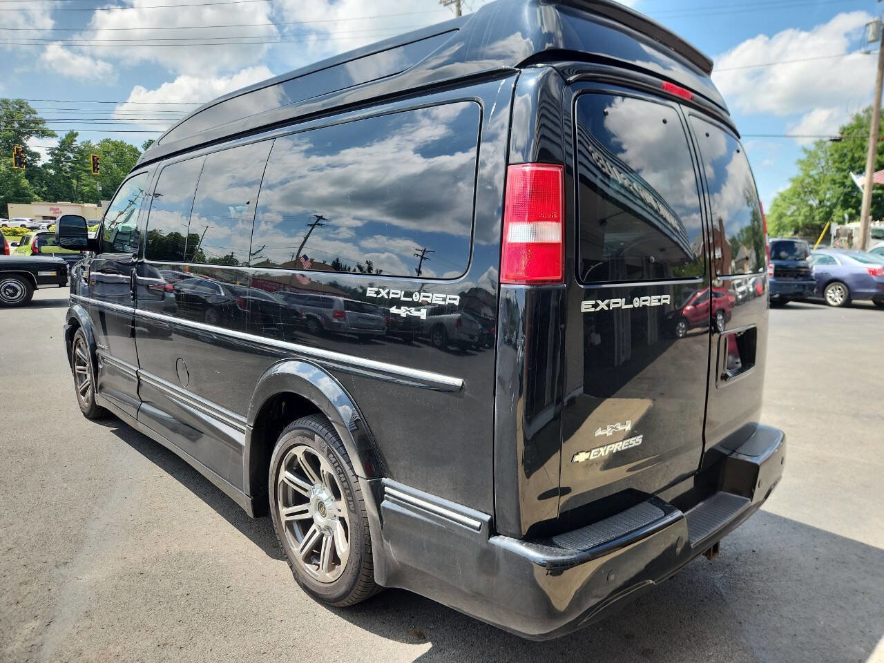 Used 2018 Chevrolet Express 2500 w/ Enhanced Convenience Package image 8