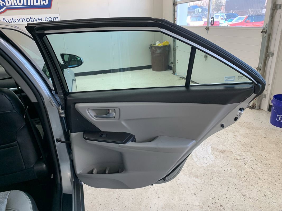 Used 2017 Toyota Camry SE w/ Moonroof Package image 24