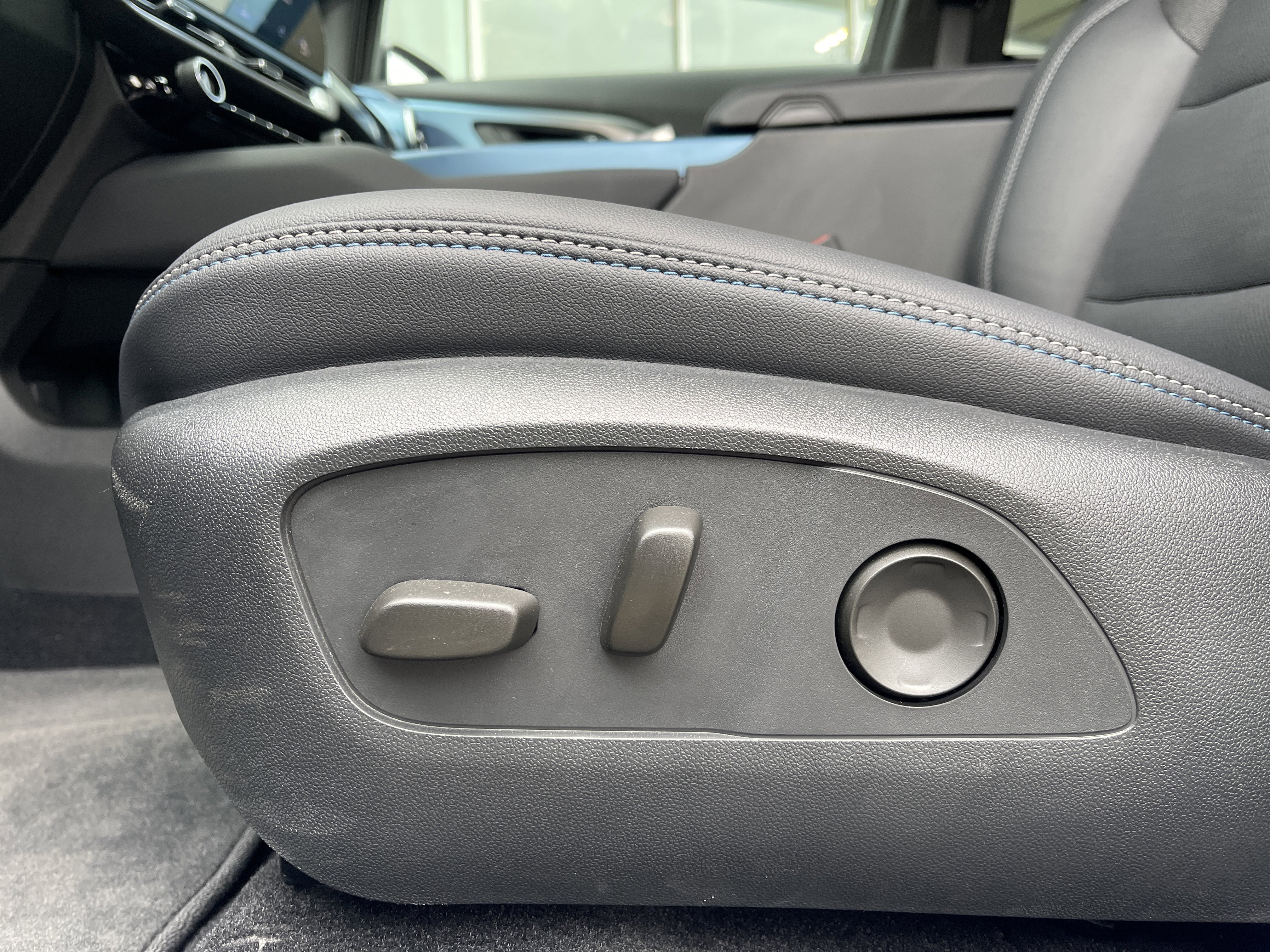 Used 2024 Chevrolet Equinox EV LT w/ LPO, Blackout Package image 15