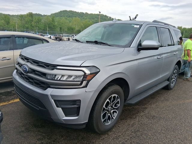 Used 2024 Ford Expedition XLT AWD/4WD image 3