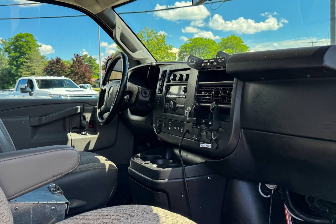 Used 2018 Chevrolet Express 2500 w/ Driver Convenience Package RWD image 12