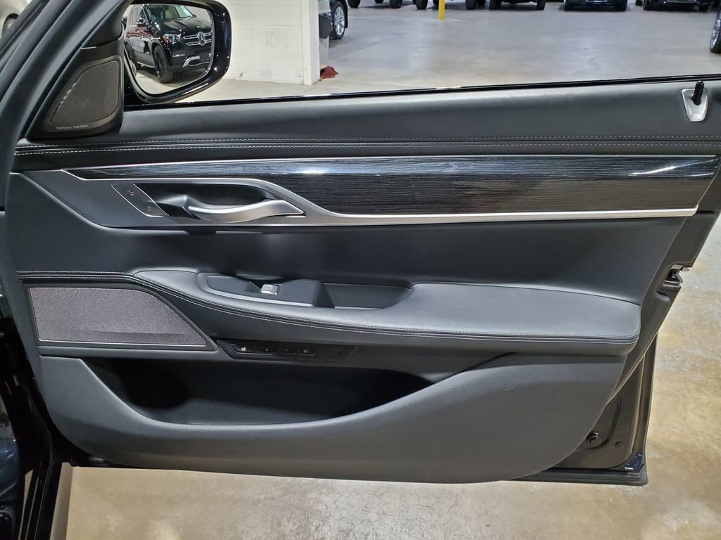 Used 2019 BMW 750i w/ Luxury Rear Seating Package image 17