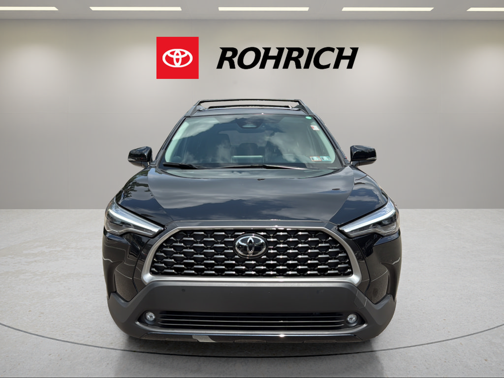 Used 2023 Toyota Corolla Cross XLE w/ Convenience Package FWD image 2
