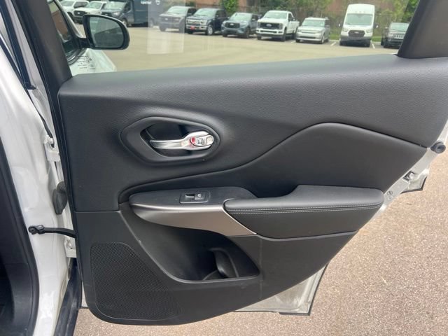 Used 2019 Jeep Cherokee Limited AWD/4WD image 13
